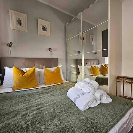 Beautiful And Spacious Flat Лондон Екстериор снимка