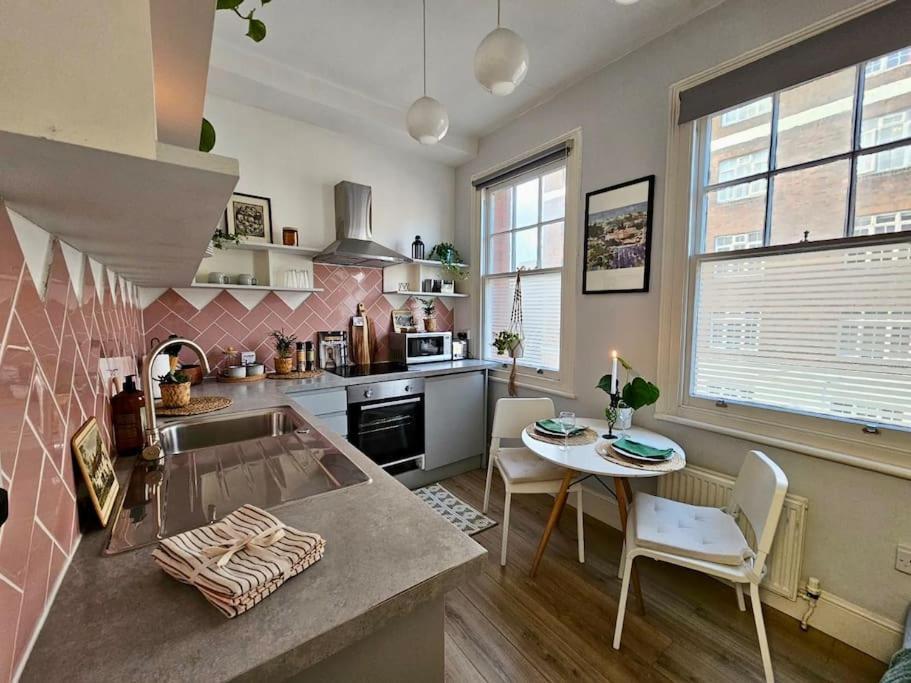 Beautiful And Spacious Flat Лондон Екстериор снимка